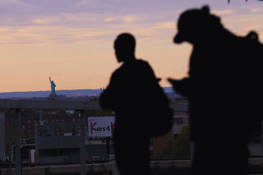 Acusan a estudiante de 18 años de provocar incendio que quemó a un pasajero del metro de NY