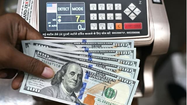 Menos estadounidenses planean dar propina durante la temporada navideña, según encuesta