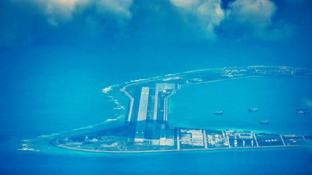 Se ven un aeródromo, edificios y estructuras en la isla artificial construida por China en el arrecife Subi el 25 de octubre de 2022 en las islas Spratly, en el mar de la China Meridional. China afirmó progresivamente su reclamación de propiedad sobre las islas en disputa en el mar de la China Meridional aumentando artificialmente el tamaño de las islas, creando nuevas islas y construyendo puertos, puestos militares avanzados y pistas de aterrizaje. El mar de la China Meridional es una importante ruta comercial y reviste un gran interés, ya que las tensiones geopolíticas siguen siendo elevadas en la región. (Ezra Acayan/Getty Images)