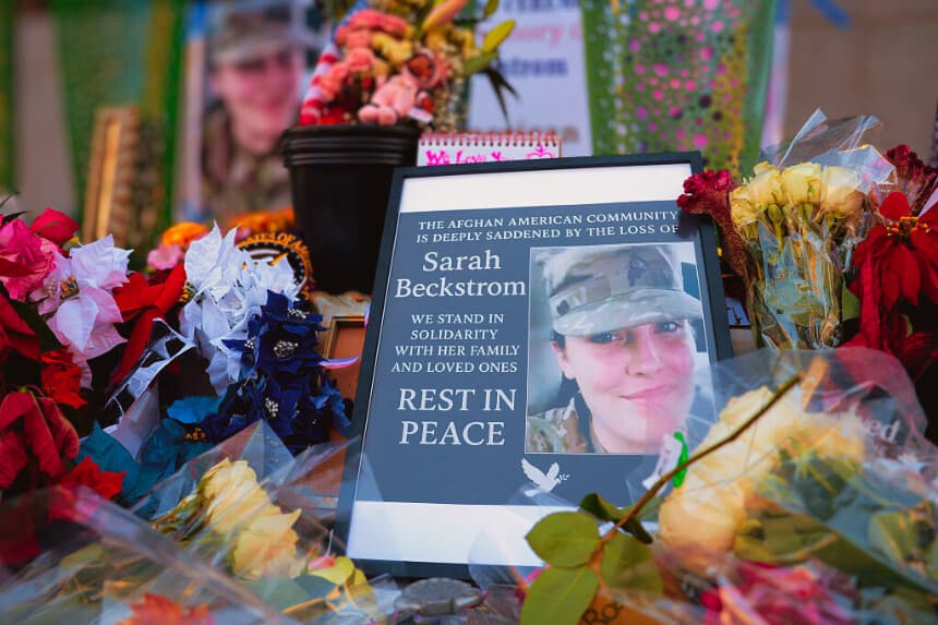 Un memorial improvisado frente a la estación de metro Farragut West el 1 de diciembre de 2025 en Washington, DC. Sarah Beckstrom, una de las dos soldados de la Guardia Nacional de Virginia Occidental que recibieron disparos a pocas cuadras de la Casa Blanca el 26 de noviembre, falleció el jueves 27 de noviembre, tras lo que las autoridades calificaron como un ataque selectivo. (Heather Diehl/Getty Images)