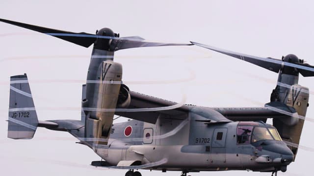 Un avión V-22 Osprey de la Fuerza Terrestre de Autodefensa de Japón (JGSDF) vuela durante un ejercicio de fuego real en la zona de maniobras de Fuji Este el 8 de junio de 2025, en Gotemba, prefectura de Shizuoka, Japón. (Tomohiro Ohsumi/Getty Images)