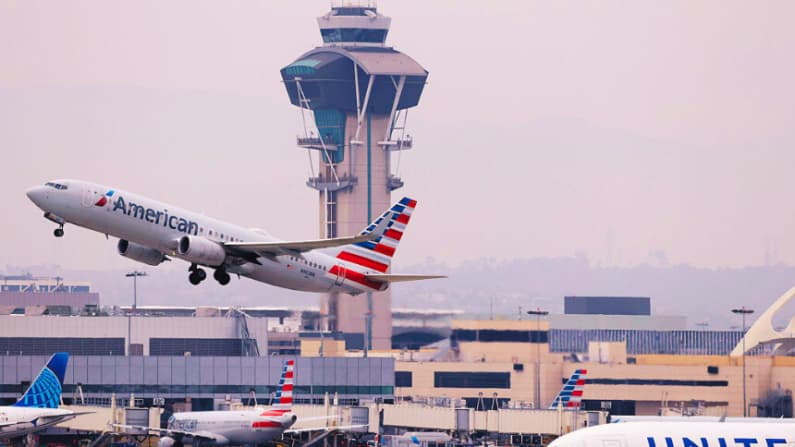 FAA investiga recortes de vuelos y advierte sanciones severas a las aerolíneas