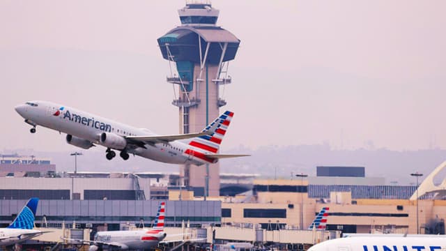 FAA investiga recortes de vuelos y advierte sanciones severas a las aerolíneas