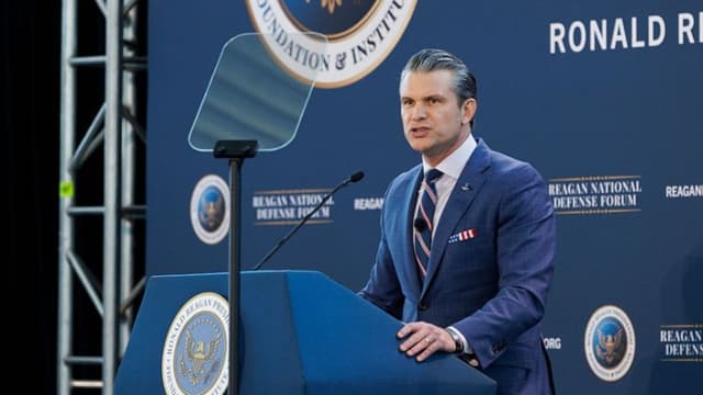 El secretario de Guerra Pete Hegseth pronuncia un discurso en el Foro de Defensa Nacional Reagan el 6 de diciembre de 2025, en la Biblioteca Presidencial Ronald Reagan en Simi Valley, California. (Caylo Seals/Getty Images)