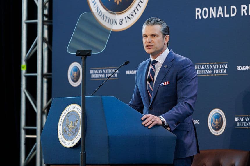 El Secretario de Guerra de EE. UU. expone la estrategia militar de Trump: "Estados Unidos primero"