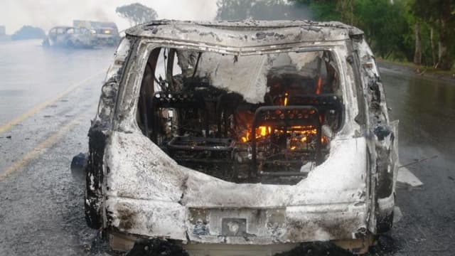 Imagen de archivo de un auto incendiado en el estado de Michoacán. (EFE/STR)