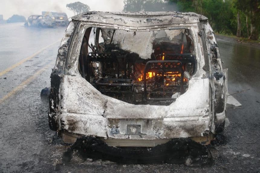 Imagen de archivo de un auto incendiado en el estado de Michoacán. (EFE/STR)