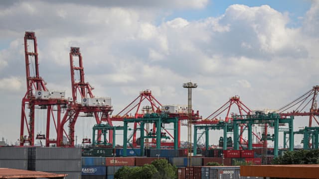Grúas y contenedores en una terminal de contenedores en Shanghái el 17 de octubre de 2025. (Foto de JADE GAO / AFP) (Foto de JADE GAO/AFP a través de Getty Images).