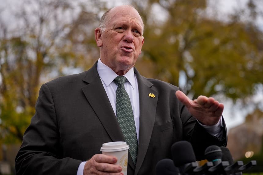 El zar fronterizo de la Casa Blanca, Tom Homan, se detiene para hablar con los periodistas tras una entrevista en vídeo en el jardín norte de la Casa Blanca el 14 de noviembre de 2025 en Washington, DC. (Andrew Harnik/Getty Images)