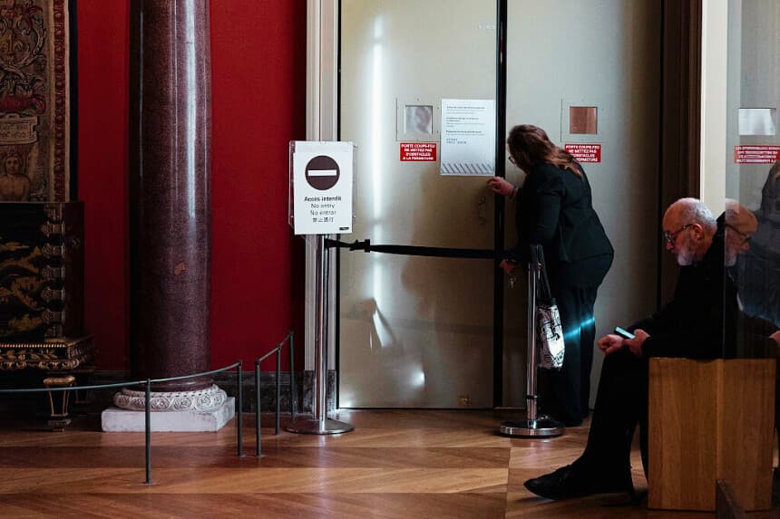 Un guardia del museo cierra la puerta de acceso a una sala del Departamento de Pintura del Museo del Louvre en París el 19 de noviembre de 2025. (SEBASTIEN DUPUY/AFP vía Getty Images)