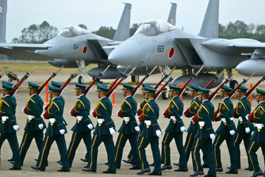 IBARAKI, JAPÓN - 20 DE OCTUBRE: Miembros de las Fuerzas de Autodefensa en posición de firmes durante la Revista Aérea del Aniversario de las Fuerzas de Autodefensa de Japón 2002, celebrada el 20 de octubre de 2002 en la base aérea de Hyakuri, en la prefectura de Ibaraki, Japón. El subsecretario de Estado de los Estados Unidos, James Kelly, se reunió con el secretario jefe del Gabinete de Japón, Yasuo Fukuda, el 20 de octubre, y se esperaba que discutieran la posibilidad de detener la construcción de dos reactores nucleares de agua ligera en Corea del Norte por su violación del acuerdo de control de armas de 1994. (Foto de Koichi Kamoshida/Getty Images).
