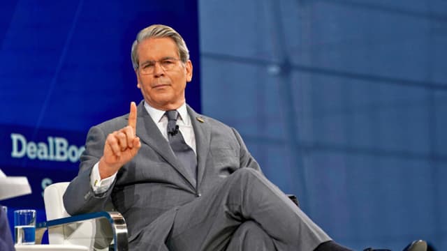 Bessent desinvierte en granjas de soja y dice que agricultores necesitan ayuda federal pese a acuerdo con China