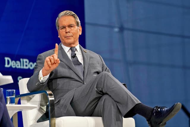 Bessent desinvierte en granjas de soja y dice que agricultores necesitan ayuda federal pese a acuerdo con China