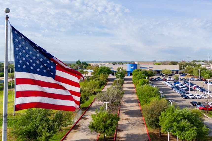 En una vista aérea, los coches se encuentran en el concesionario Howdy Honda el 18 de marzo de 2024 en Austin, Texas. (Brandon Bell/Getty Images)