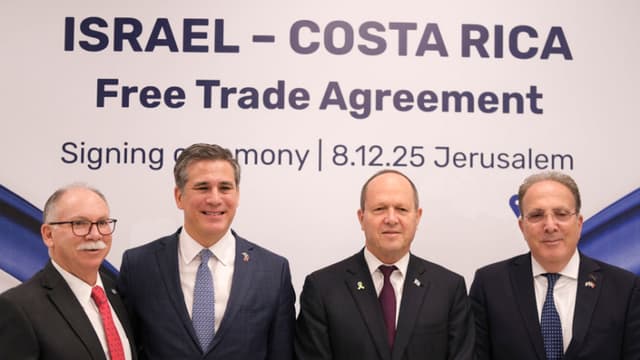 El ministro de Comercio Exterior de Costa Rica, Manuel Tovar (2i), junto al ministro israelí de Economía e Industria, Nir Barkat (2d), en la sede de su Ministerio en Jerusalén, donde anunció este lunes durante su visita a Israel que su país abrirá en Jerusalén una oficina comercial de innovación con "estatus diplomático", tras la firma de un tratado de libre comercio (TLS) con el Estado hebreo que reafirma su intención de "estrechar lazos" entre ambos países. (EFE/Guillermo Azábal)