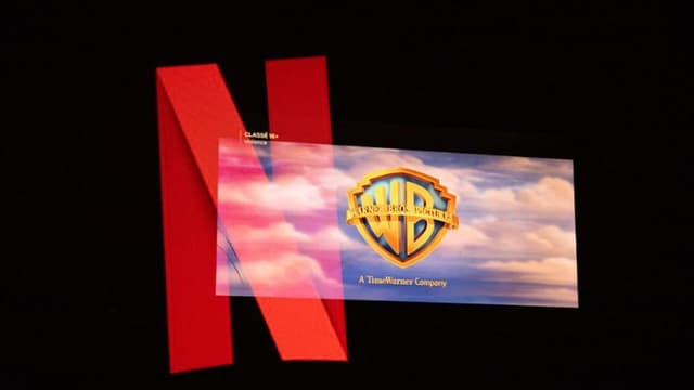 Fotografía de doble exposición del logotipo de Netflix y el logotipo de Warner Bros en una pantalla de televisión en Kerlouan, Bretaña, Francia, el 5 de diciembre de 2025. (Vincent Feuray / Hans Lucas / AFP vía Getty Images)