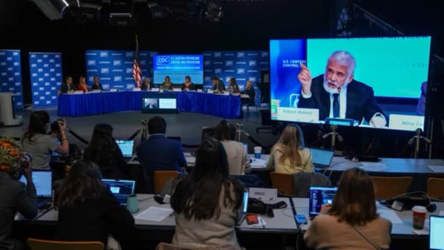 El Dr. Robert Malone habla durante una reunión del Comité Asesor sobre Prácticas de Inmunización (ACIP) de los CDC en Atlanta, Georgia, el 5 de diciembre de 2025. (Elijah Nouvelage/Getty Images)