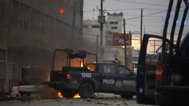 Imagen de archivo de un coche patrulla en el sitio donde explotó un coche bomba. (EFE/Luis Hinojos)