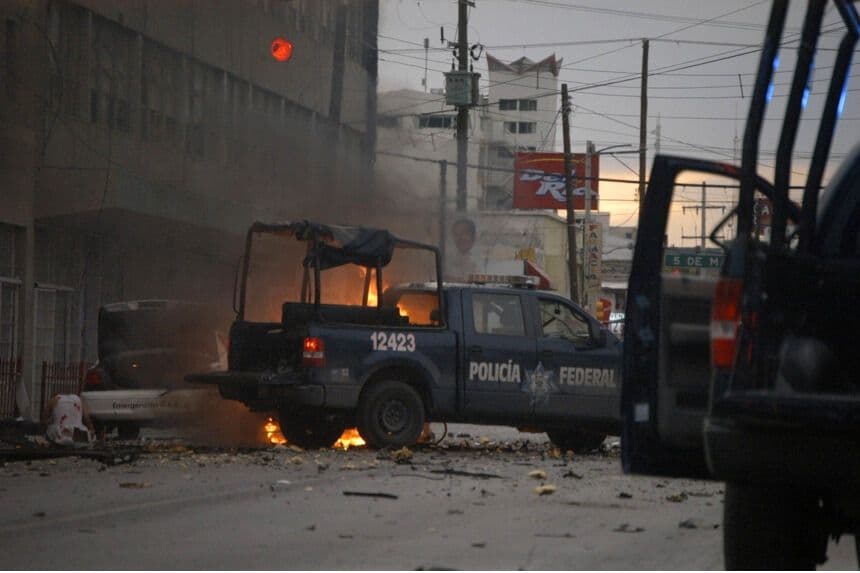 Imagen de archivo de un coche patrulla en el sitio donde explotó un coche bomba. (EFE/Luis Hinojos)