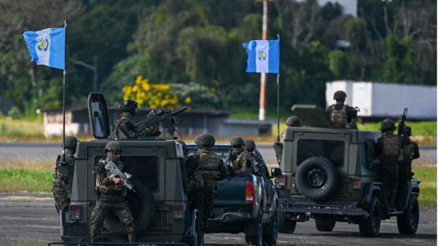 Soldados del ejército guatemalteco participan en un simulacro durante el evento "Base abierta 2025" en la Base Aérea Guatemalteca, en la ciudad de Guatemala, el 30 de noviembre de 2025. (Johan ORDONEZ/AFP vía Getty Images)