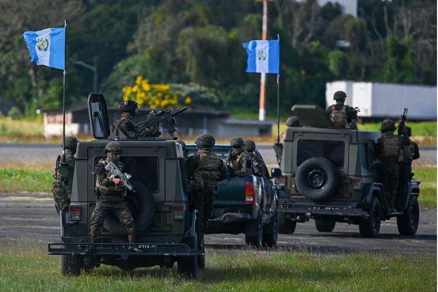 Soldados del ejército guatemalteco participan en un simulacro durante el evento "Base abierta 2025" en la Base Aérea Guatemalteca, en la ciudad de Guatemala, el 30 de noviembre de 2025. (Johan ORDONEZ/AFP vía Getty Images)