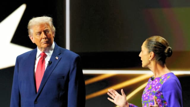 La presidenta de México, Claudia Sheinbaum, habla en el escenario junto al presidente de Estados Unidos, Donald Trump, durante el sorteo de la Copa Mundial de Fútbol de la FIFA 2026, que se celebrará en Estados Unidos, Canadá y México, en el Kennedy Center, en Washington D. C., el 5 de diciembre de 2025. (Foto de Jia Haocheng / POOL / AFP a través de Getty Images)