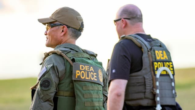 Agentes de la Agencia Antidrogas de Estados Unidos (DEA) patrullan los terrenos del Monumento a Washington en el National Mall, en Washington D. C., el 26 de agosto de 2025. (Foto de BRYAN DOZIER/Middle East Images/AFP a través de Getty Images)