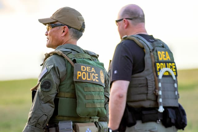 Exfuncionario de la DEA y socio enfrentan cargos por conspirar para ayudar al CJNG