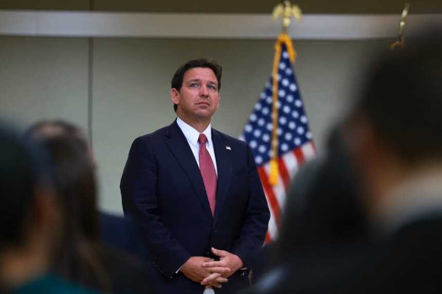 MIAMI, FLORIDA - 1 DE ABRIL: El gobernador de Florida, Ron DeSantis, habla sobre un programa de reducción de peajes en autopistas durante una rueda de prensa celebrada en la Greater Miami Expressway Agency el 1 de abril de 2024, en Miami, Florida. El gobernador anunció un segundo año consecutivo del Programa de Reducción de Peajes, que se espera que reduzca a la mitad las tarifas de peaje de los viajeros frecuentes mediante la aplicación de un crédito de peaje desde abril de 2024 hasta marzo de 2025. (Foto de Joe Raedle/Getty Images).