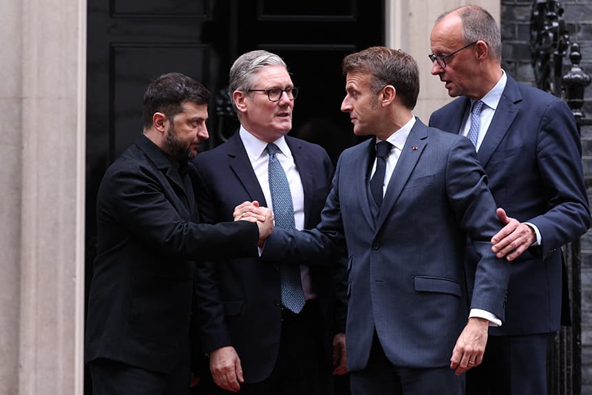 El presidente de Ucrania, Volodímir Zelenski (izquierda), y el presidente de Francia, Emmanuel Macron (derecha), se dan la mano en la puerta del número 10 de Downing Street tras una reunión con el primer ministro británico, Keir Starmer (centro), y el canciller alemán, Friedrich Merz (segundo por la derecha), en el centro de Londres, el 8 de diciembre de 2025. (Adrian Dennis / POOL / AFP a través de Getty Images)