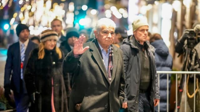 El presidente de Panamá, José Raúl Mulino (C), llega al Grand Hotel en Oslo, Noruega, el 8 de diciembre de 2025. (EFE/EPA/Cornelius Poppe NORWAY OUT)