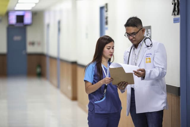 Estadounidenses esperan que los costos médicos aumenten un 10 % en 2026: Reserva Federal de Nueva York