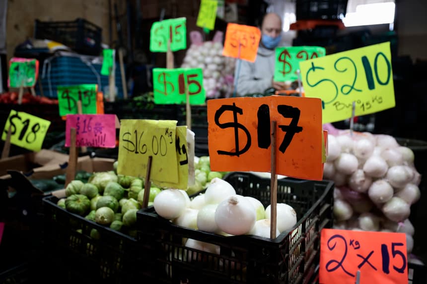 Fotografía de archivo de un local de productos en la Central de Abastos en Ciudad de México, México. (EFE/José Méndez)