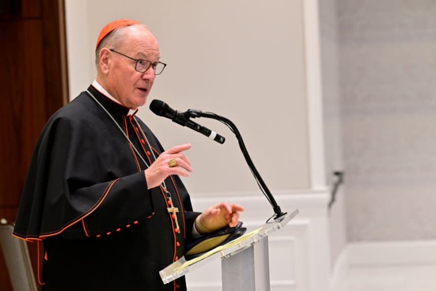 El cardenal Timothy M. Dolan habla durante la inauguración de la extensa renovación de la Funeraria Frank E. Campbell, en la ciudad de Nueva York, el 27 de febrero de 2025. (Eugene Gologursky/Getty Images para Frank E. Campbell)