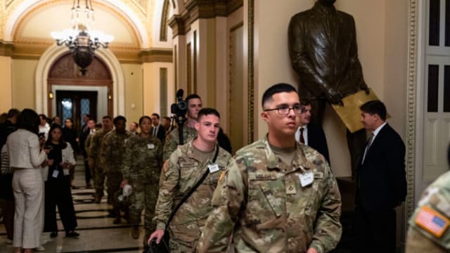 WASHINGTON, DC - 11 DE SEPTIEMBRE: Miembros de la Guardia Nacional de Luisiana caminan por los pasillos del Capitolio de Estados Unidos el 11 de septiembre de 2025 en Washington, DC. Los líderes del Congreso reaccionaron con conmoción ante el fatal tiroteo del activista conservador Charlie Kirk, y el presidente de la Cámara de Representantes, Mike Johnson, entre otros, lo citaron como prueba de una peligrosa escalada de violencia política, renovando los llamamientos para que se refuerce la seguridad de los legisladores. La Policía del Capitolio de Estados Unidos ha registrado casi 14 000 evaluaciones de comportamientos amenazantes o preocupantes este año, frente a las aproximadamente 9000 de 2024. (Foto de Kent Nishimura/Getty Images).
