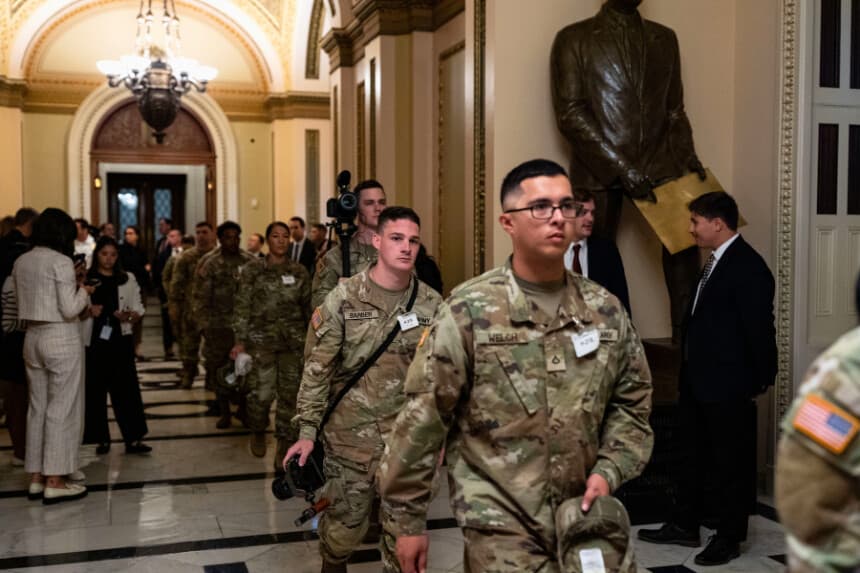 WASHINGTON, DC - 11 DE SEPTIEMBRE: Miembros de la Guardia Nacional de Luisiana caminan por los pasillos del Capitolio de Estados Unidos el 11 de septiembre de 2025 en Washington, DC. Los líderes del Congreso reaccionaron con conmoción ante el fatal tiroteo del activista conservador Charlie Kirk, y el presidente de la Cámara de Representantes, Mike Johnson, entre otros, lo citaron como prueba de una peligrosa escalada de violencia política, renovando los llamamientos para que se refuerce la seguridad de los legisladores. La Policía del Capitolio de Estados Unidos ha registrado casi 14 000 evaluaciones de comportamientos amenazantes o preocupantes este año, frente a las aproximadamente 9000 de 2024. (Foto de Kent Nishimura/Getty Images).
