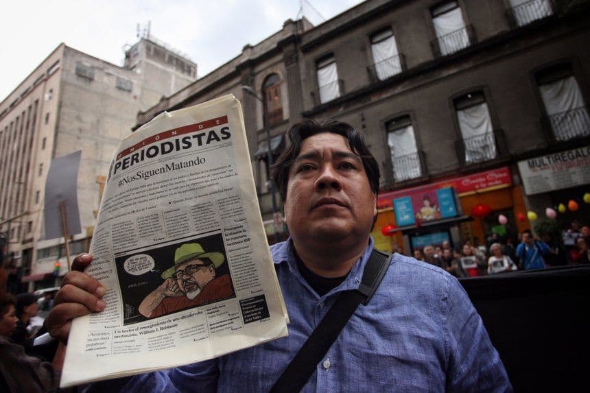 Periodistas mexicanos protestan para exigir justicia y el cese de ataques al gremio en Ciudad de México, México. Imagen de archivo. (EFE/Sáshenka Gutiérrez)