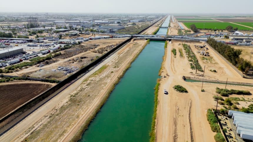Esta vista aérea muestra el Canal All-American a lo largo de la frontera entre Estados Unidos y México, cerca de Holtville, California, el 9 de febrero de 2023. — Una manta de cultivos cubre el suelo del Valle Imperial, en el sur de California, un mosaico de verdes vibrantes alimentados por el río Colorado en un paisaje blanqueado por el sol del desierto. (SANDY HUFFAKER/AFP via Getty Images)