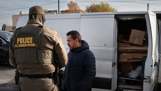 Un agente de la Patrulla Fronteriza de Estados Unidos detiene a un contratista que carga su camioneta de trabajo y le pide que muestre su prueba de ciudadanía el 6 de noviembre de 2025 en Chicago, Illinois. (Scott Olson/Getty Images)