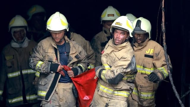 Los bomberos sacan el cuerpo de una víctima de un edificio tras un incendio en Yakarta, Indonesia, el 9 de diciembre de 2025. (EFE/EPA/MAST IRHAM)