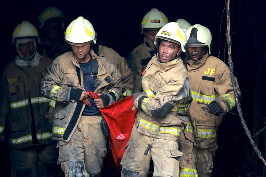 Al menos 22 muertos deja un incendio en un edificio de siete plantas en Yakarta