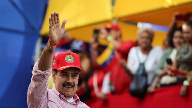 Nicolás Maduro de Venezuela saluda a sus seguidores durante una protesta en su apoyo el 1 de diciembre de 2025 en Caracas, Venezuela. (Jesús Vargas/Getty Images)