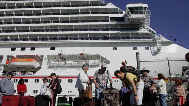 Pasajeros del crucero Carnival Liberty recogen su equipaje después de desembarcar en Port Everglades el 19 de noviembre de 2006 en Fort Lauderdale, Florida. Más de 700 pasajeros y tripulantes presentaron síntomas que coinciden con el norovirus. (Joe Raedle/Getty Images)