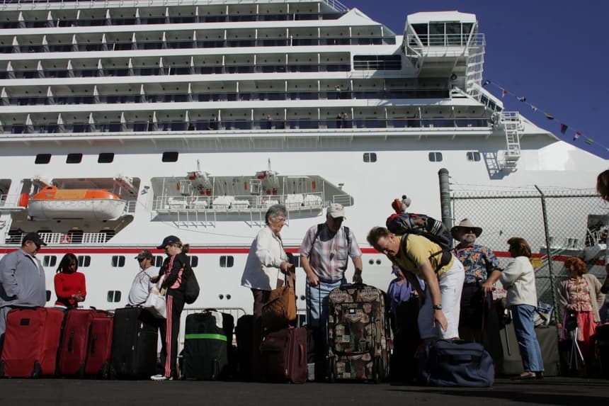 Pasajeros del crucero Carnival Liberty recogen su equipaje después de desembarcar en Port Everglades el 19 de noviembre de 2006 en Fort Lauderdale, Florida. Más de 700 pasajeros y tripulantes presentaron síntomas que coinciden con el norovirus. (Joe Raedle/Getty Images)