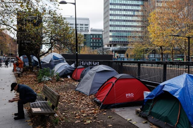 Tiendas de campaña alineadas al costado de una calle frente al Hospital Universitario en Euston Road, Londres, Inglaterra, el 13 de noviembre de 2025. (Dan Kitwood/Getty Images)
