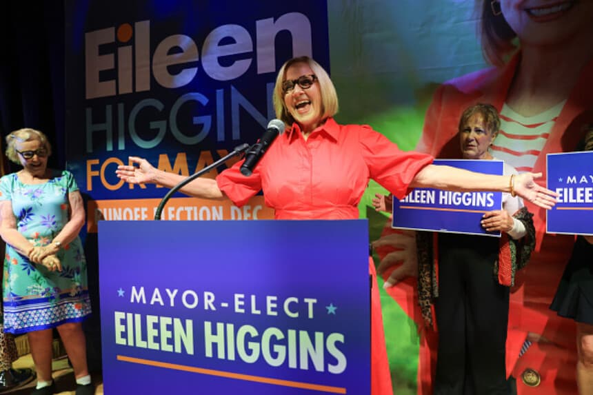 La alcaldesa electa de Miami, Eileen Higgins, se dirige a sus seguidores mientras celebra su victoria en la fiesta electoral celebrada en el Miami Women's Club el 9 de diciembre de 2025 en Miami, Florida. (Joe Raedle/Getty Images).