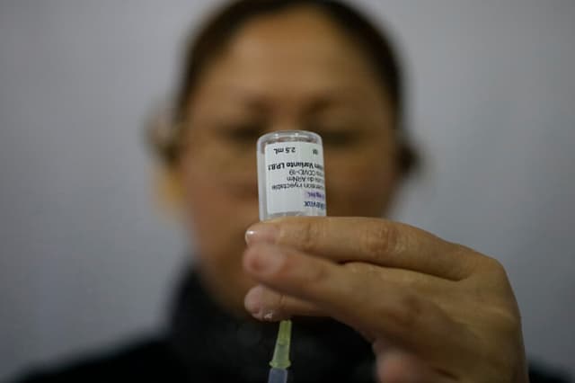 FDA investiga muertes potencialmente relacionadas con vacunas contra COVID-19