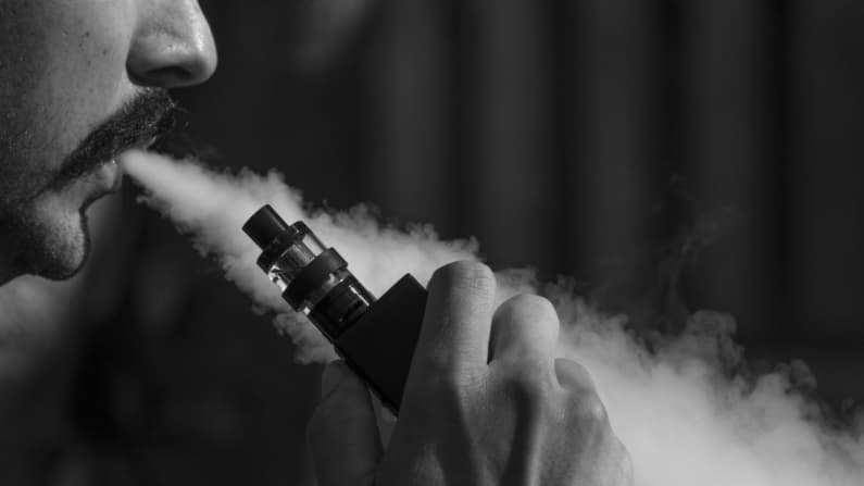 México impone prohibición total a vapeadores y cigarrillos electrónicos