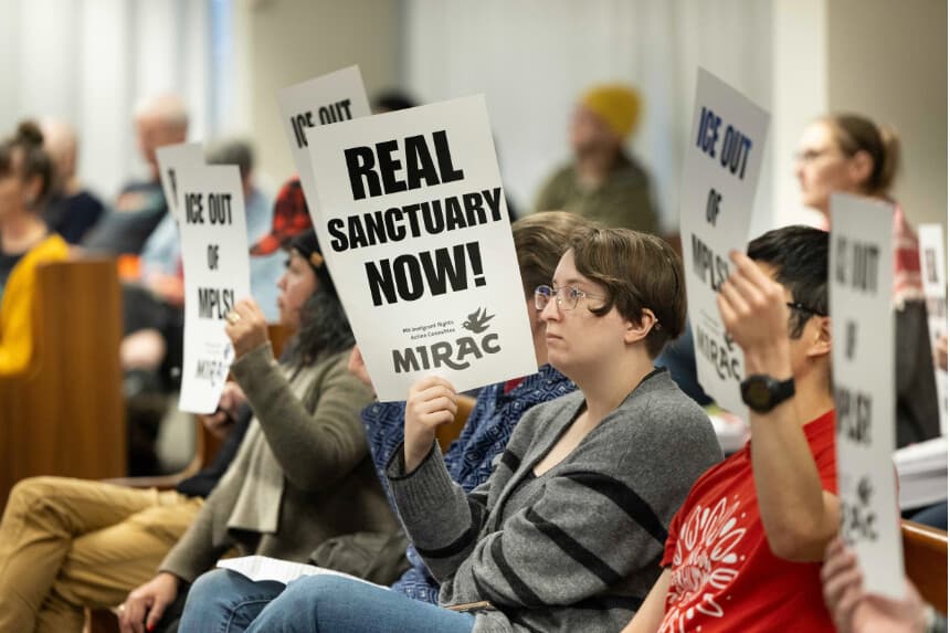 Miembros de la comunidad se reúnen para una audiencia pública mientras el Ayuntamiento de Minneapolis considera reforzar una ordenanza que prohíbe la cooperación con el ICE, en Minneapolis, el 9 de diciembre de 2025. (Jenn Ackerman para The Epoch Times).