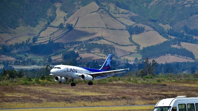Vista de un avión en el aeropuerto internacional Mariscal Sucre de Quito el 5 de julio de 2015. (RODRIGO BUENDIA/AFP vía Getty Images)
